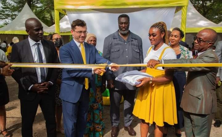 Une salle de classe construite avec des déchets plastiques recyclés