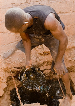 Méthode archaïque de vidange des latrines à la maison d’arrêt de Cotonou