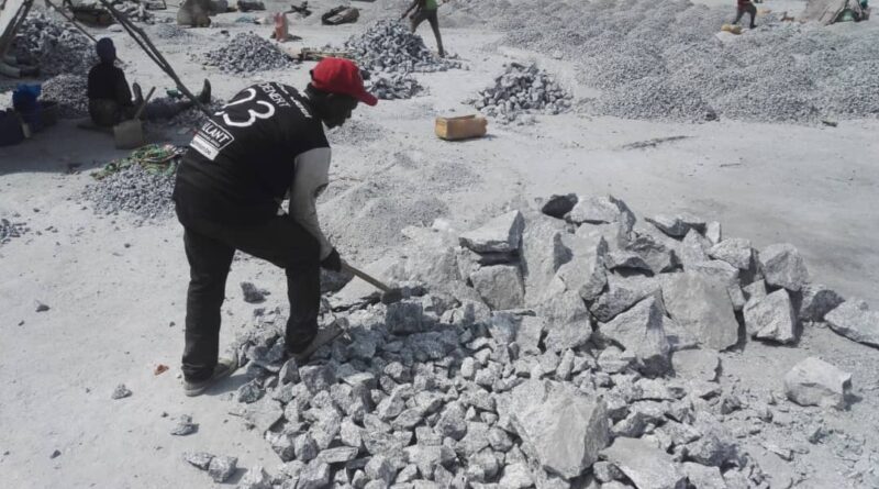 Concassage de granite à Parakou : Entre survie et risques sanitaires