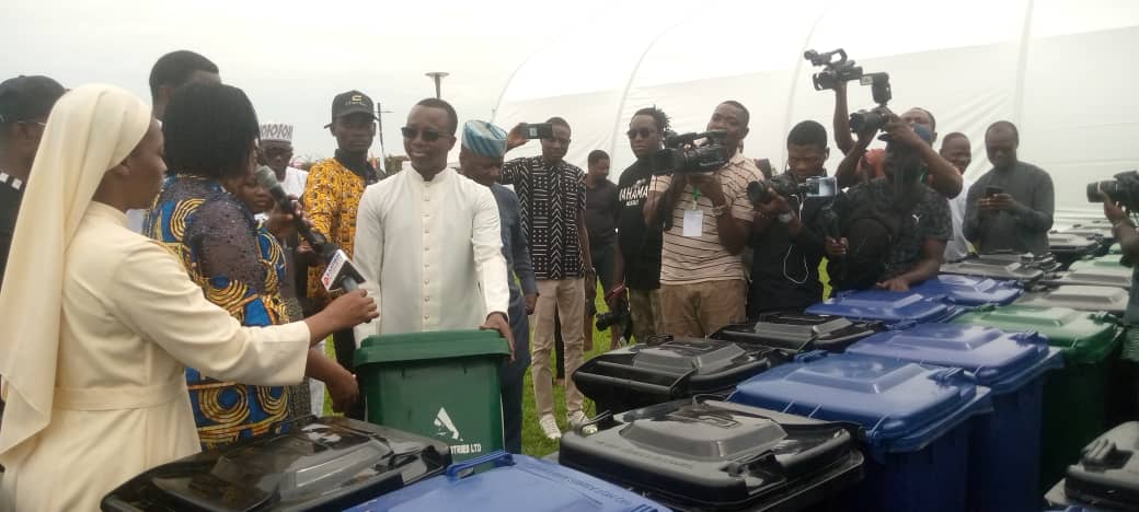 2e édition du Forum international du cadre de vie : l’Archidiocèse de Cotonou reçoit 400 poubelles